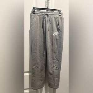 NWT Boys Youth Medium Nike Open Hem Sweatpants. Brand new. Never worn.